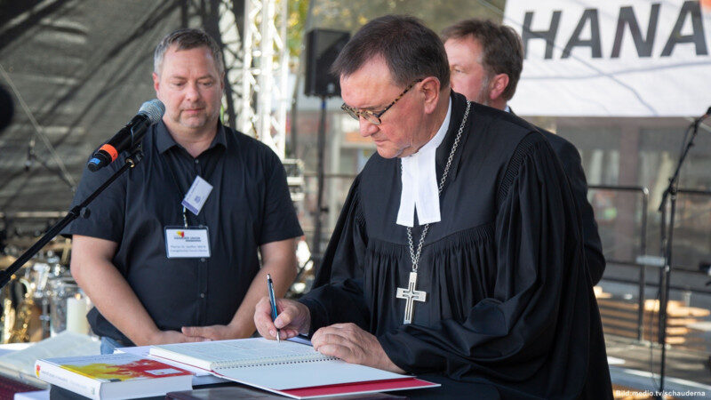 Erstunterzeichnung der Hanauer Erklärung durch Bischof Prof. Dr. Martin Hein